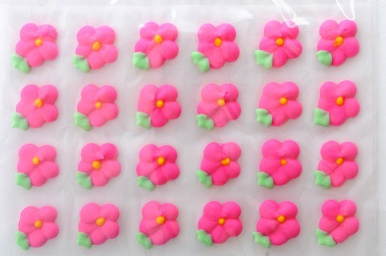 24 Icing Flowers with Leaves (pink)